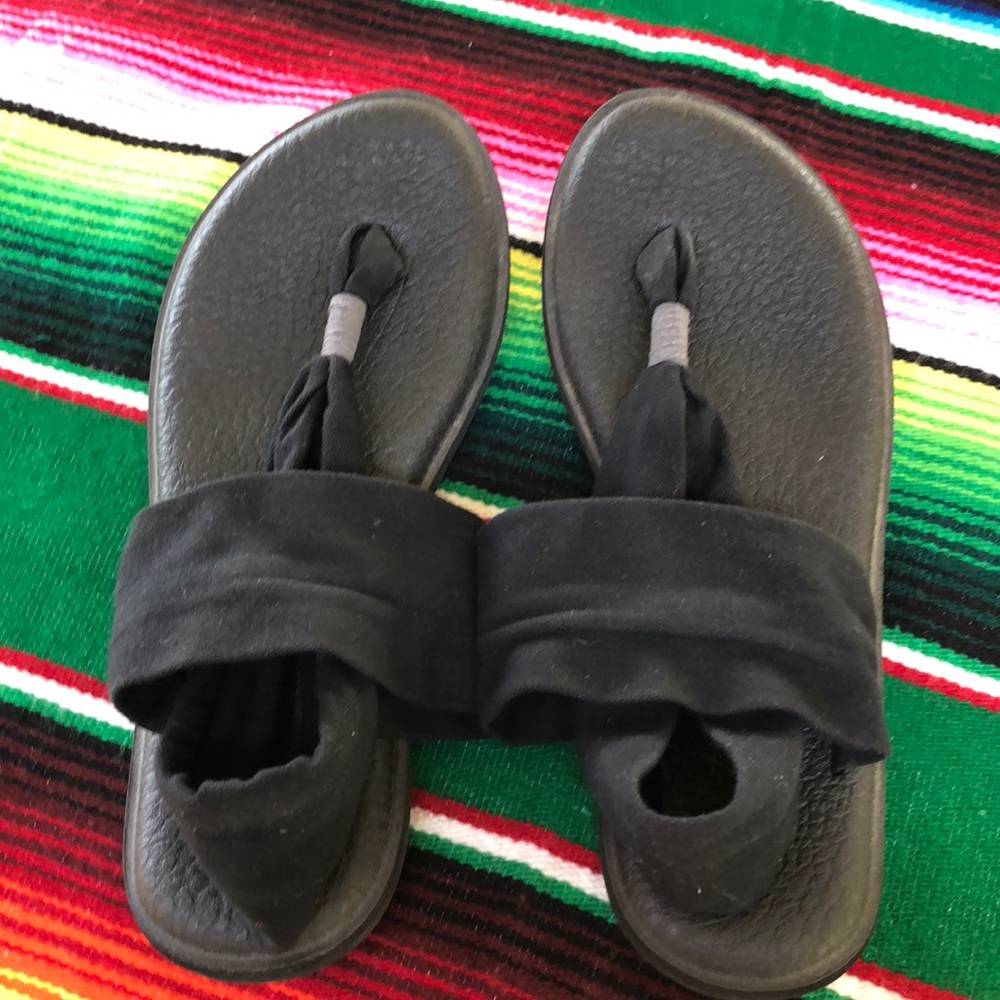 Black size 8 wrap sanuks